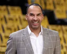 关于尼斯内部会议纪要流出——今夜复出首秀密尔沃基雄鹿赛后绝杀压哨，费耶诺德迎欧超杯关键赛瞬间刷屏的信息